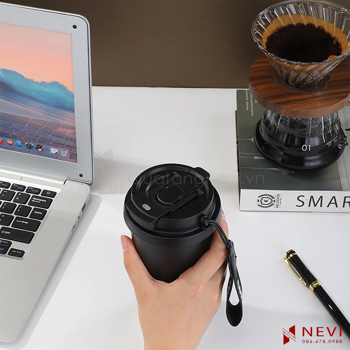 bình giữ nhiệt 500ml màu đen sử dụng hàng ngày trong khi làm việc