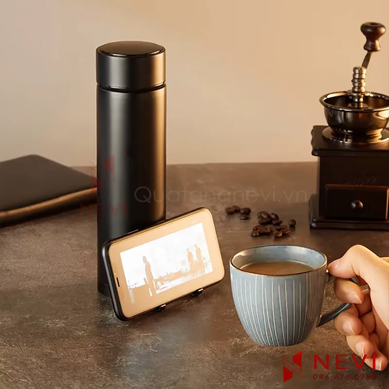bình giữ nhiệt có chức năng hiển thị nhiệt độ kết hợp giá đỡ điện thoại hữu dụng cung cấp bởi Quà tặng Nevi