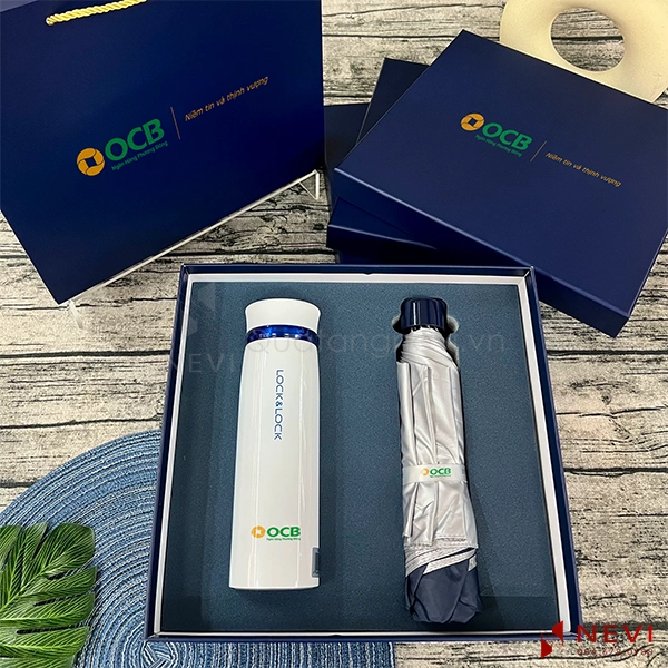 bộ quà tặng cao cấp ngân hàng gồm bình giữ nhiệt lock&lock Feather Light và ô gấp gọn, cung cấp bởi Quà tặng Nevi