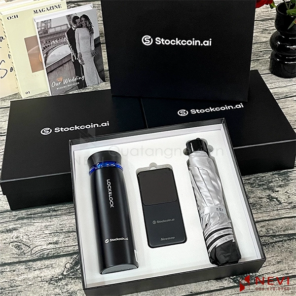 bộ quà tặng cao cấp gồm bình giữ nhiệt lock&lock Feather Light, sạc dự phòng và ô gấp gọn, cung cấp bởi Quà tặng Nevi