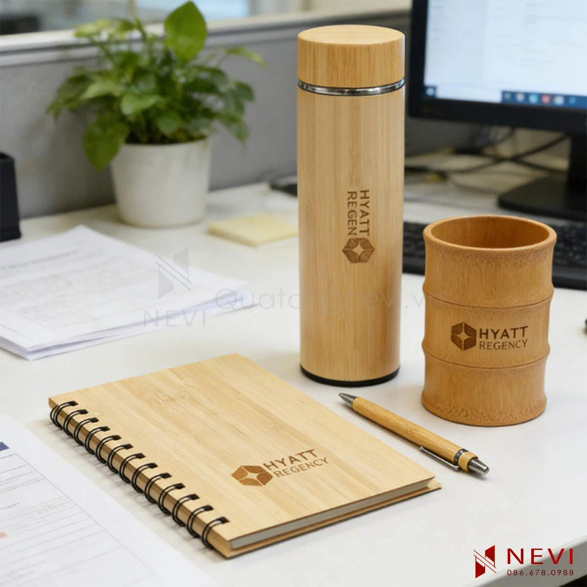 sự dụng bộ quà tặng kết hợp từ bình giữ nhiệt vỏ tre khắc tên, sổ, bút, và cốc bằng tre