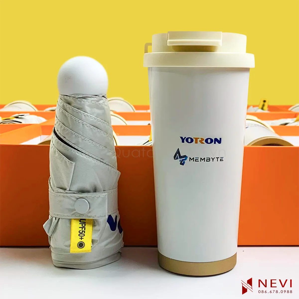 cốc giữ nhiệt inox 316 màu trắng và ô gấp gọn làm bộ quà tặng doanh nghiệp
