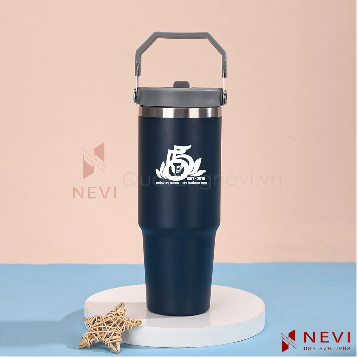 cốc giữ nhiệt có quai xách màu xanh than in logo tại quà tặng nevi