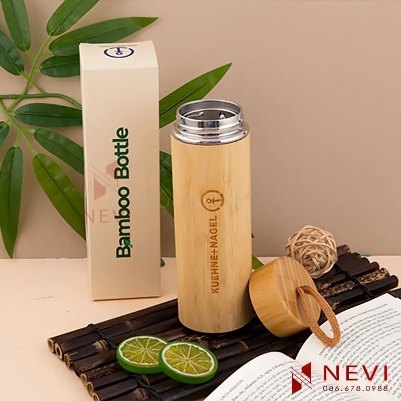 bình giữ nhiệt vỏ tre có quai xách dây, đóng hộp, in ấn thương hiệu làm quà tặng cung cấp bởi Quà tặng Nevi