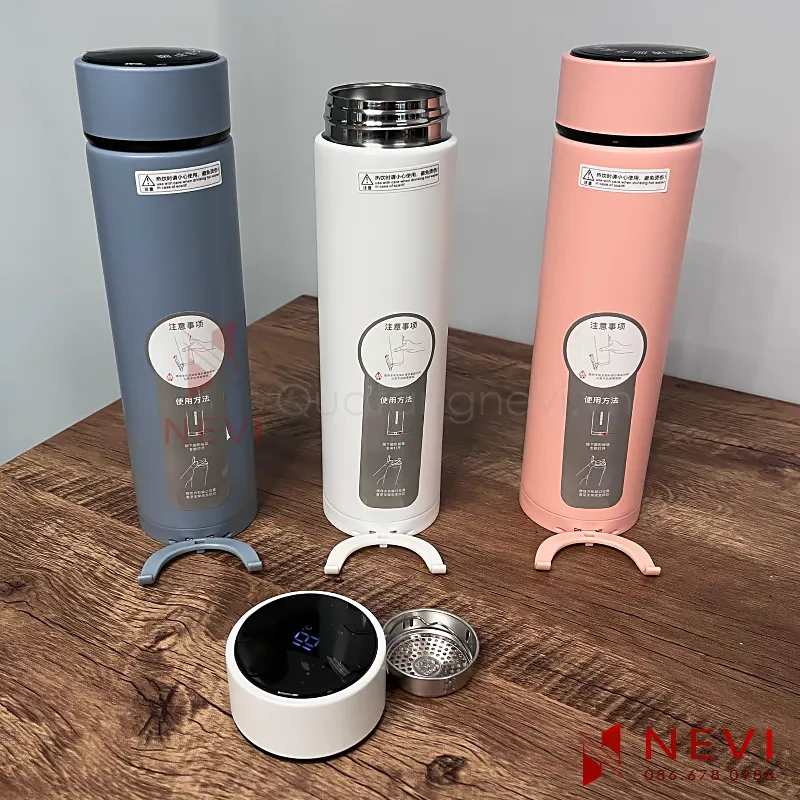 Quà tặng Nevi cung cấp mẫu bình giữ nhiệt có chức năng hiển thị nhiệt độ và có giá đỡ điện thoại, nhiều màu sắc lựa chọn