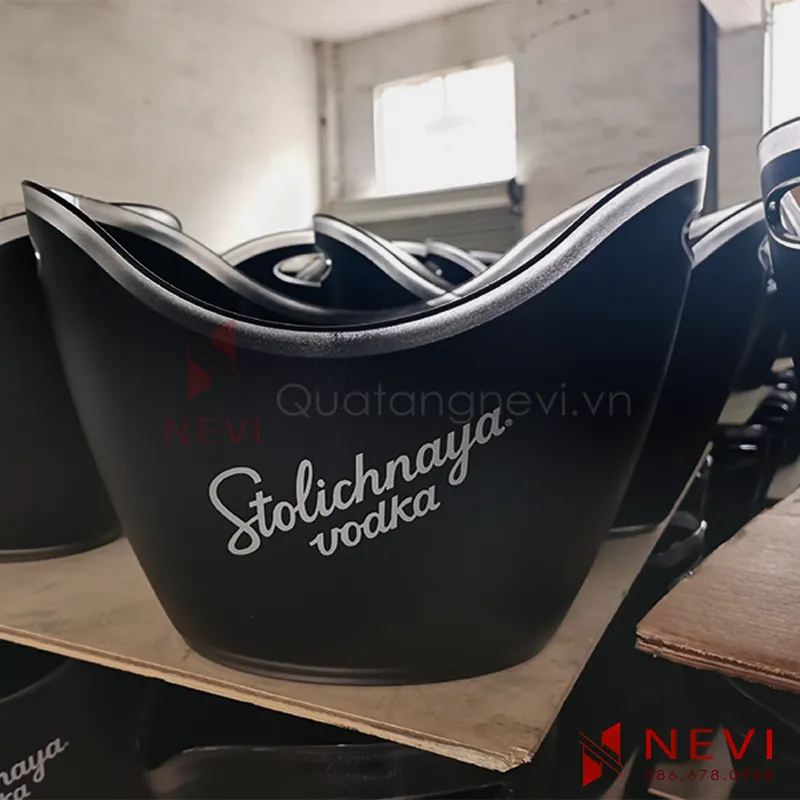 in logo xô đá nhựa cao cấp màu đen bởi quà tặng nevi