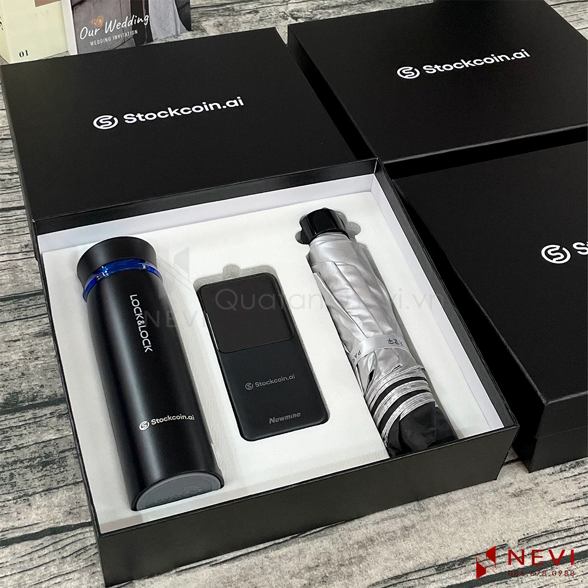 bộ quà tặng cao cấp gồm bình giữ nhiệt lock&lock Feather Light, sạc dự phòng và ô gấp gọn, màu đen, cung cấp bởi Quà tặng Nevi