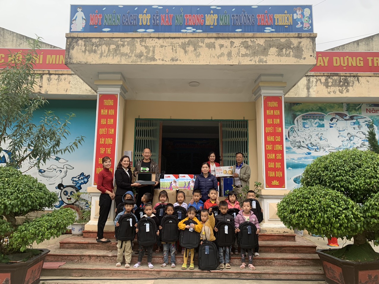 Hung-phat-tang-qua-cho-học-sinh-truong-hua-bum