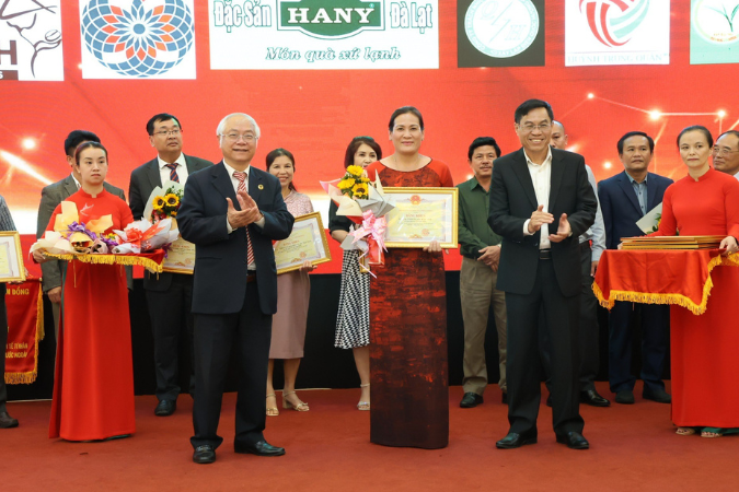 Đón nhận bằng khen “Đã có thành tích xuất sắc trong phong trào thi đua yêu nước tỉnh Lâm Đồng năm 2022” của UBND tỉnh