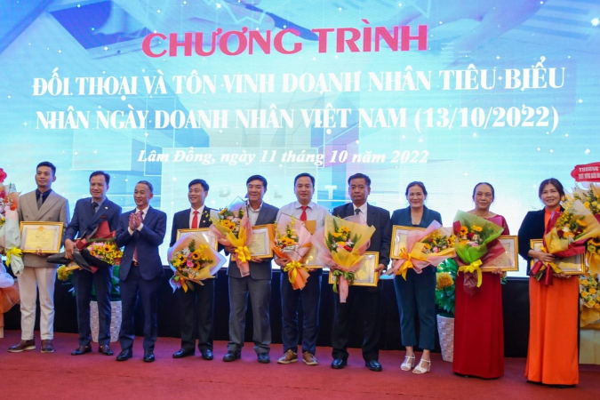 Đón nhận bằng khen Doanh nhân tiêu biểu của UBND tỉnh Lâm Đồng năm 2022