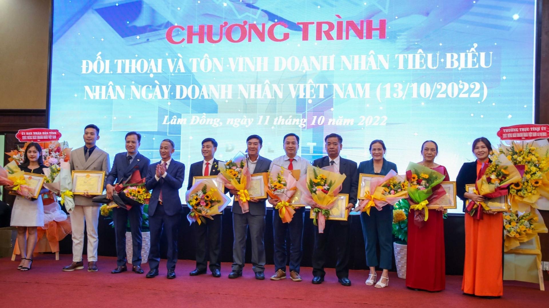 Đón nhận bằng khen Doanh nhân tiêu biểu của UBND tỉnh Lâm Đồng năm 2022