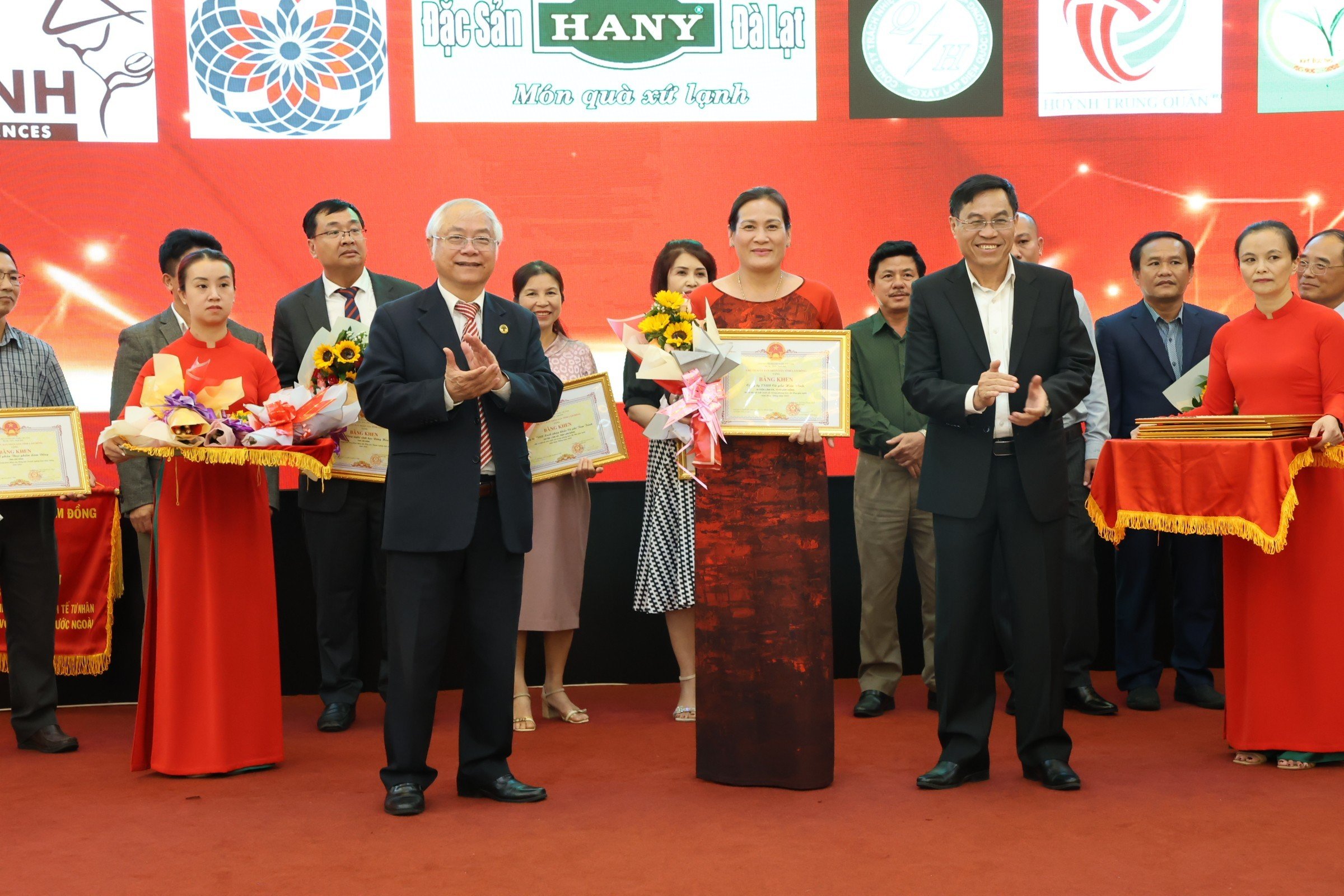 Đón nhận bằng khen “Đã có thành tích xuất sắc trong phong trào thi đua yêu nước tỉnh Lâm Đồng năm 2022” của UBND tỉnh