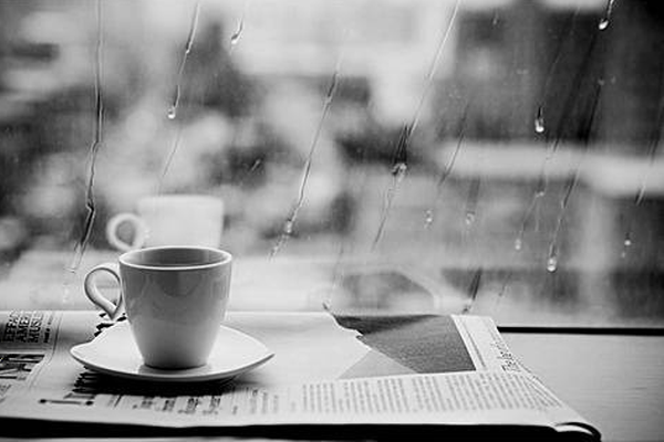Điểm qua giữa trời mưa những ngày cuối tuần cùng ly cà phê thơm ngon, ai lại không thích? Đến quán, đặt ly hạ mưa và thưởng thức hương vị đậm đà của cà phê sẽ khiến bạn thật sự thư giãn và đắm say trong những giọt mưa lạnh lẽo.