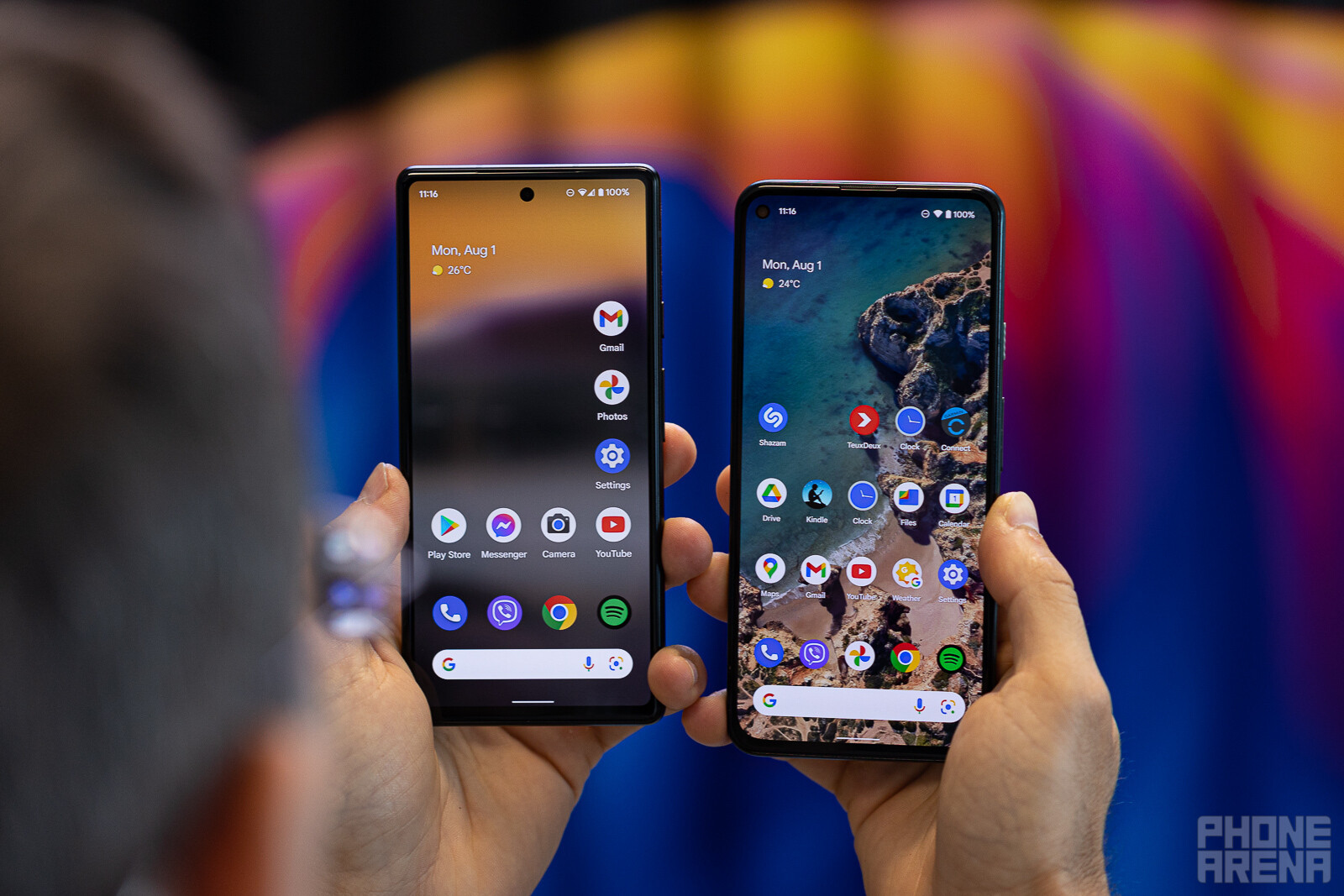 Màn hình 6.1 inch của Pixel 6a (trái) và màn hình 6.3 inch của Pixel 5a (phải)