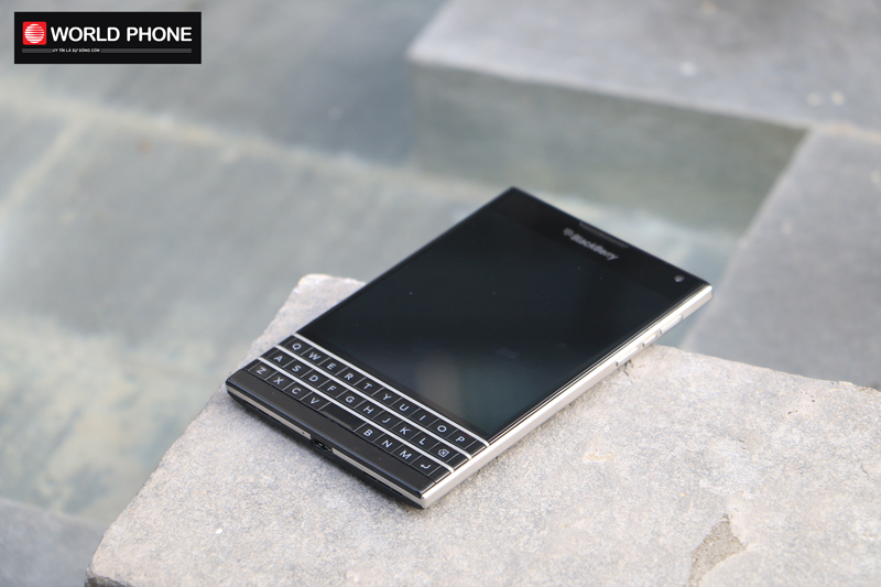 BlackBerry Passport vuông vức và BlackBerry Bold 900 bo tròn mềm mại