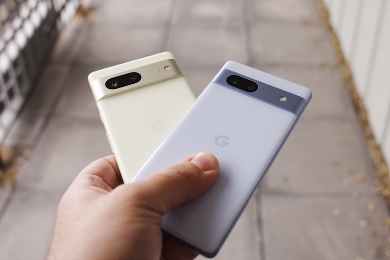 Điểm danh 03 điểm nổi bật của Pixel 7a - Thanh camera nổi bật khi được thiết kế với gam màu đậm hơn so với phần mặt lưng