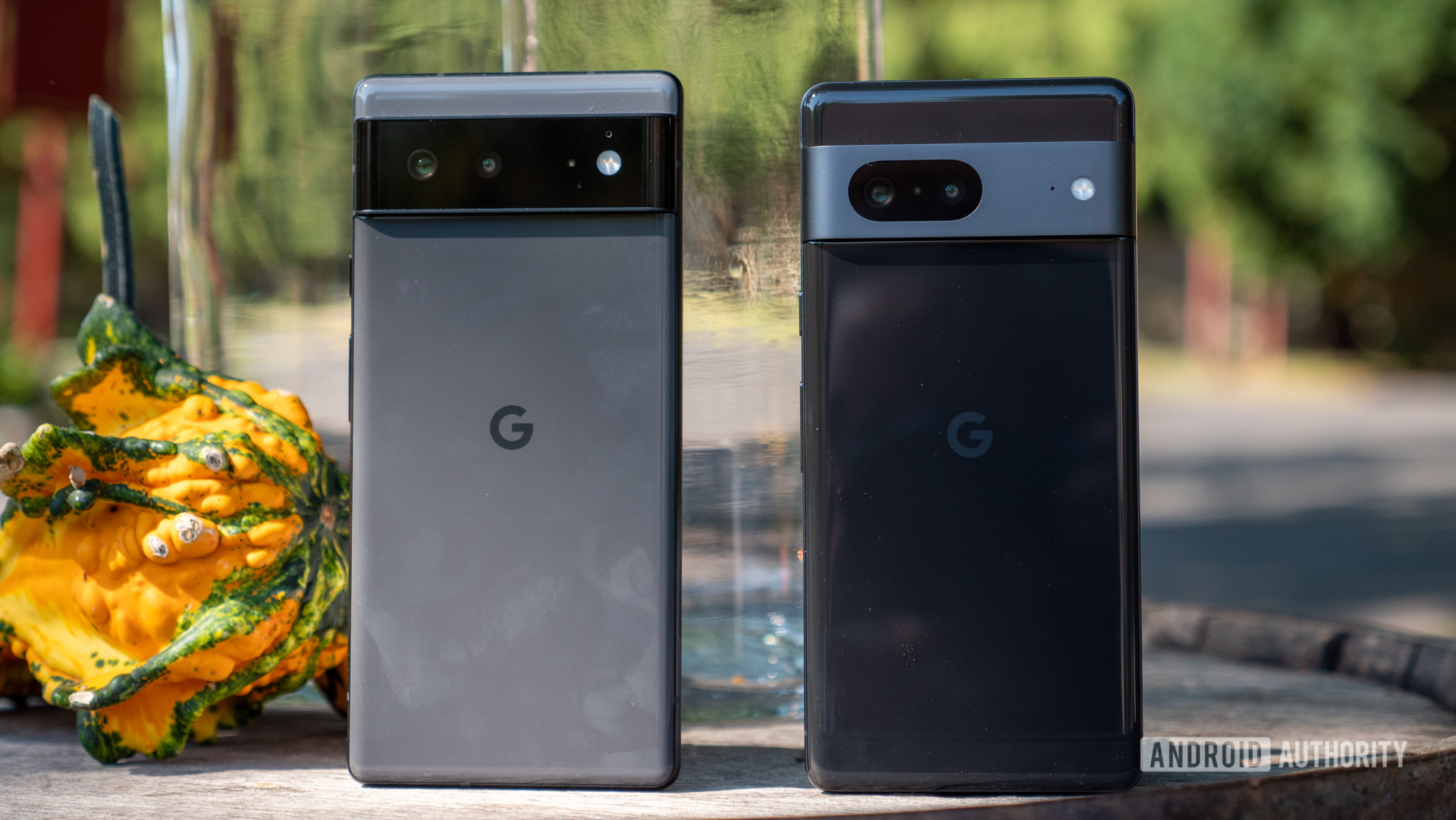 Cụm 3 camera trên Google Pixel 6 (trái) và Google Pixel 7 (phải)