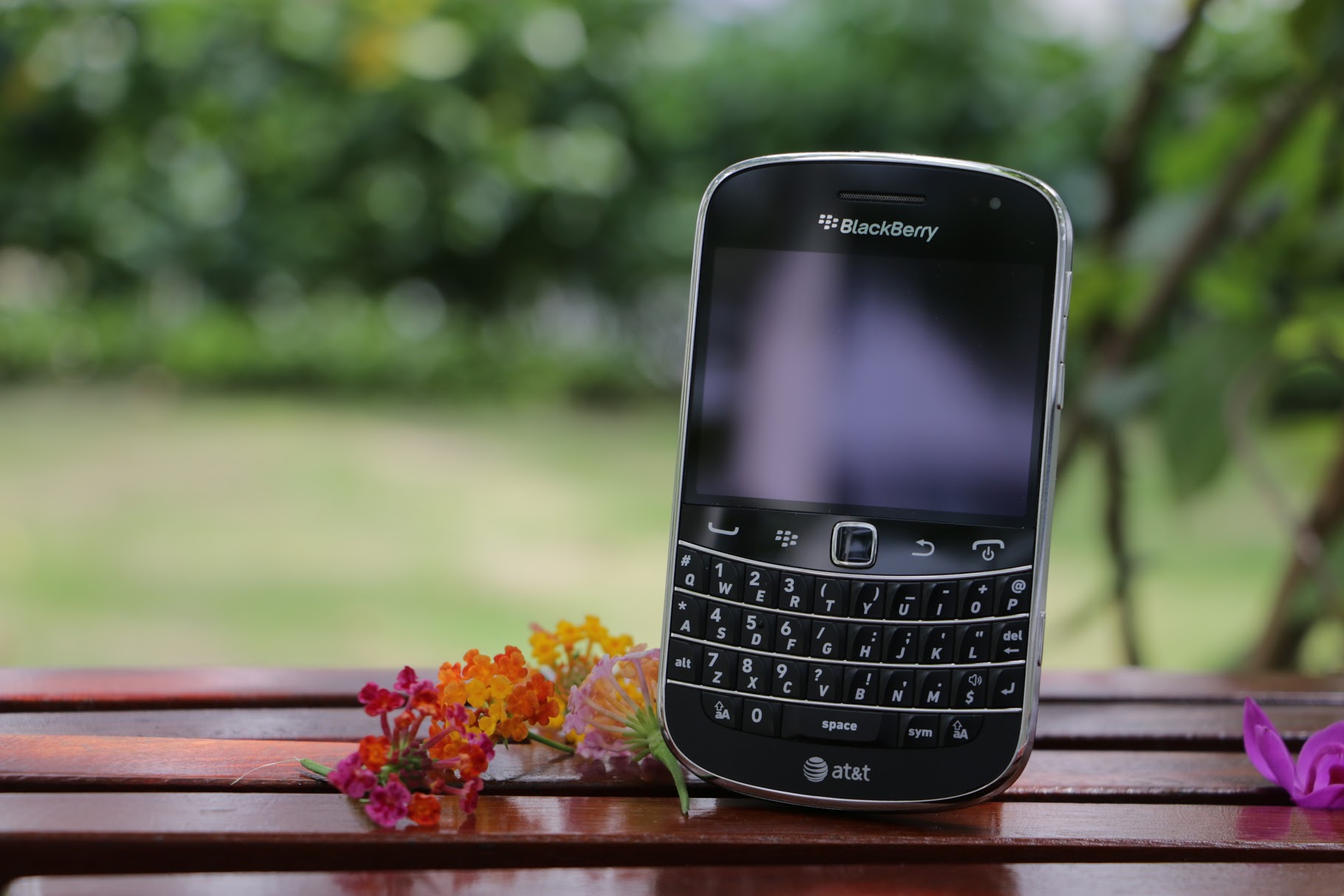 Blackberry Bold 9900 với thiết kế nhỏ gọn và sang trọng