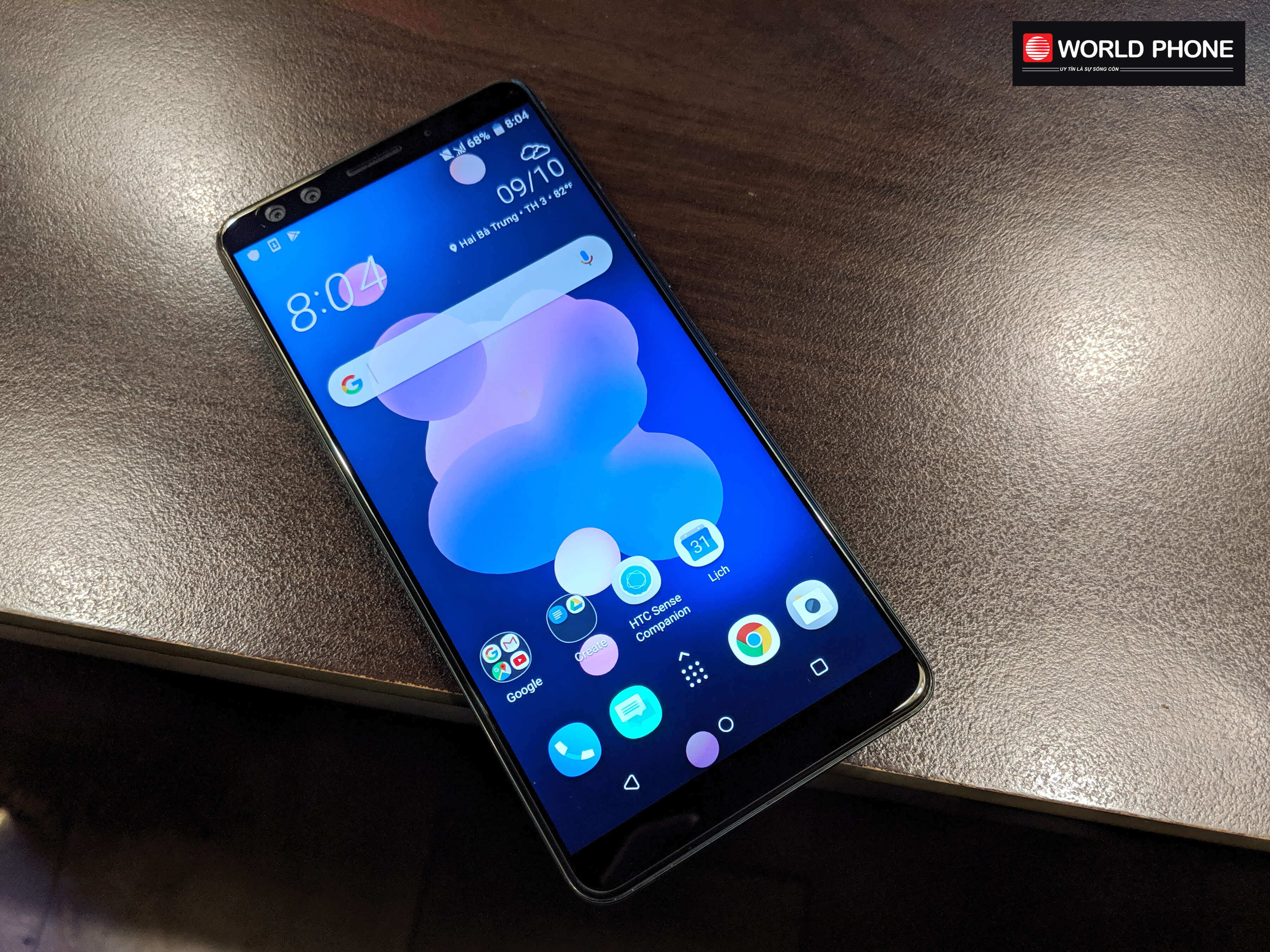 HTC U12 Plus có kích thước màn hình lớn hơn 6 inch so với màn hình 5,8 inch của Sony Xperia XZ2 Premium
