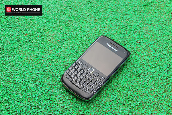 Bàn phím với hai hàng phím ngoài cùng như muốn “lao” ra khỏi thân máy.