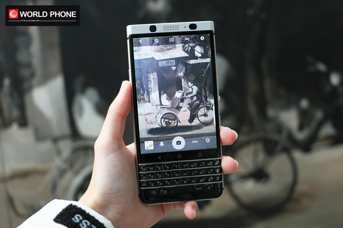 Bàn phím QWERTY quen thuộc kết hợp màn cảm ứng cho giá trị sử dụng nâng cao