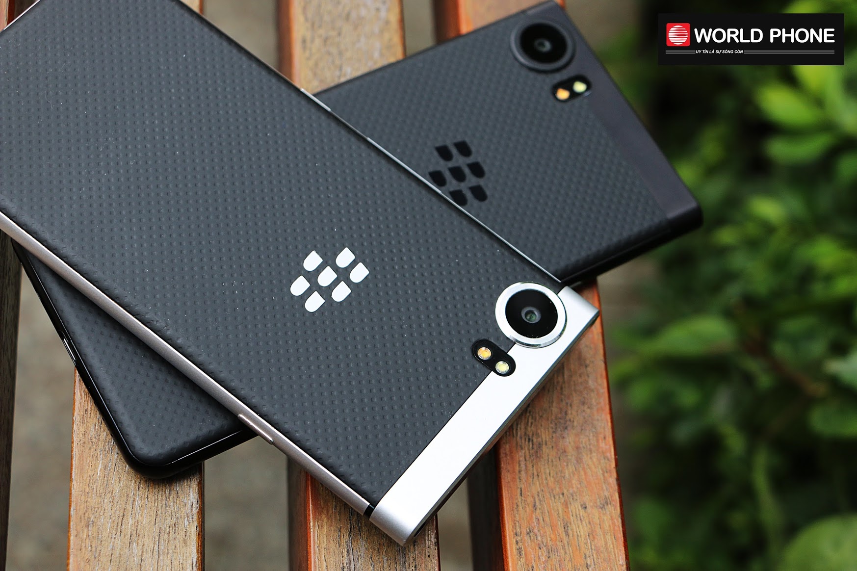 Hai phiên bản bạc và đen của Blackberry KEYone