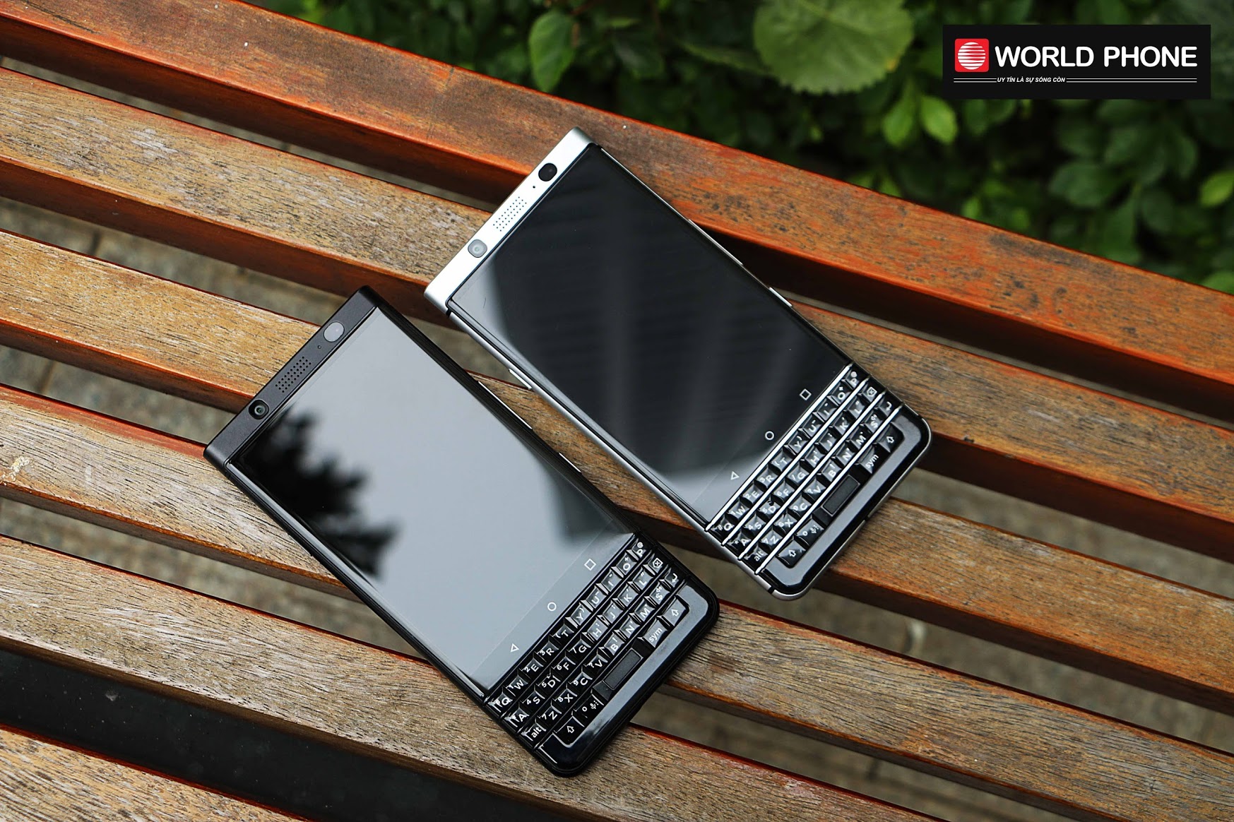 KEYone Quốc Tế màu đen cùng với phiên bản KEYone Sprint màu bạc