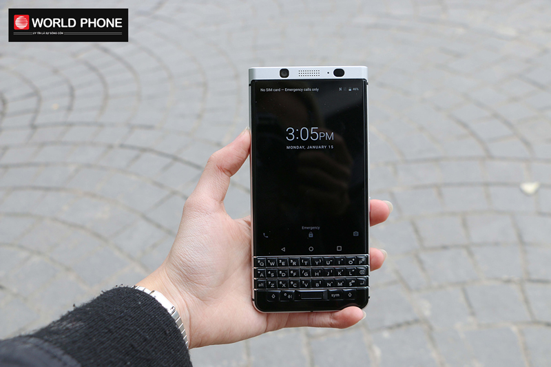 Màn hình KEYone hiển thị rất tốt ngay cả khi dưới trời nắng gắt