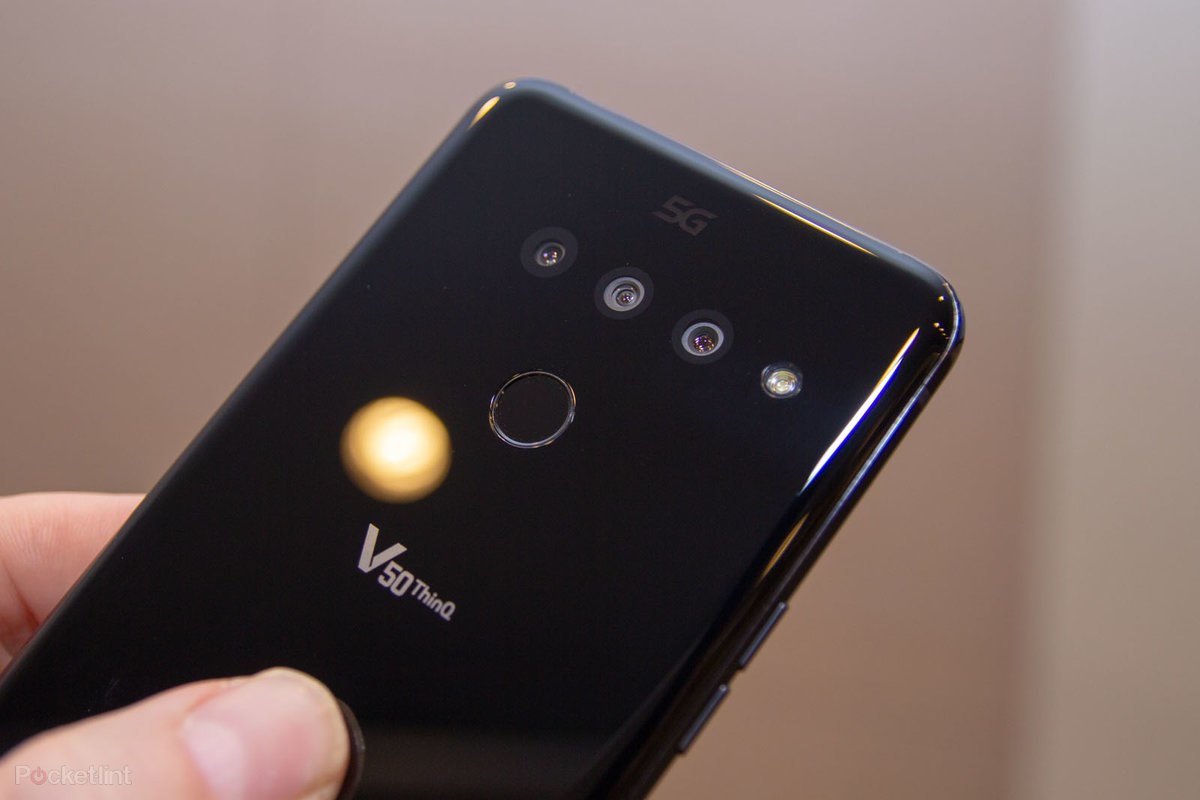 Cụm ba camera với thiết kế phẳng và tính năng hấp dẫn