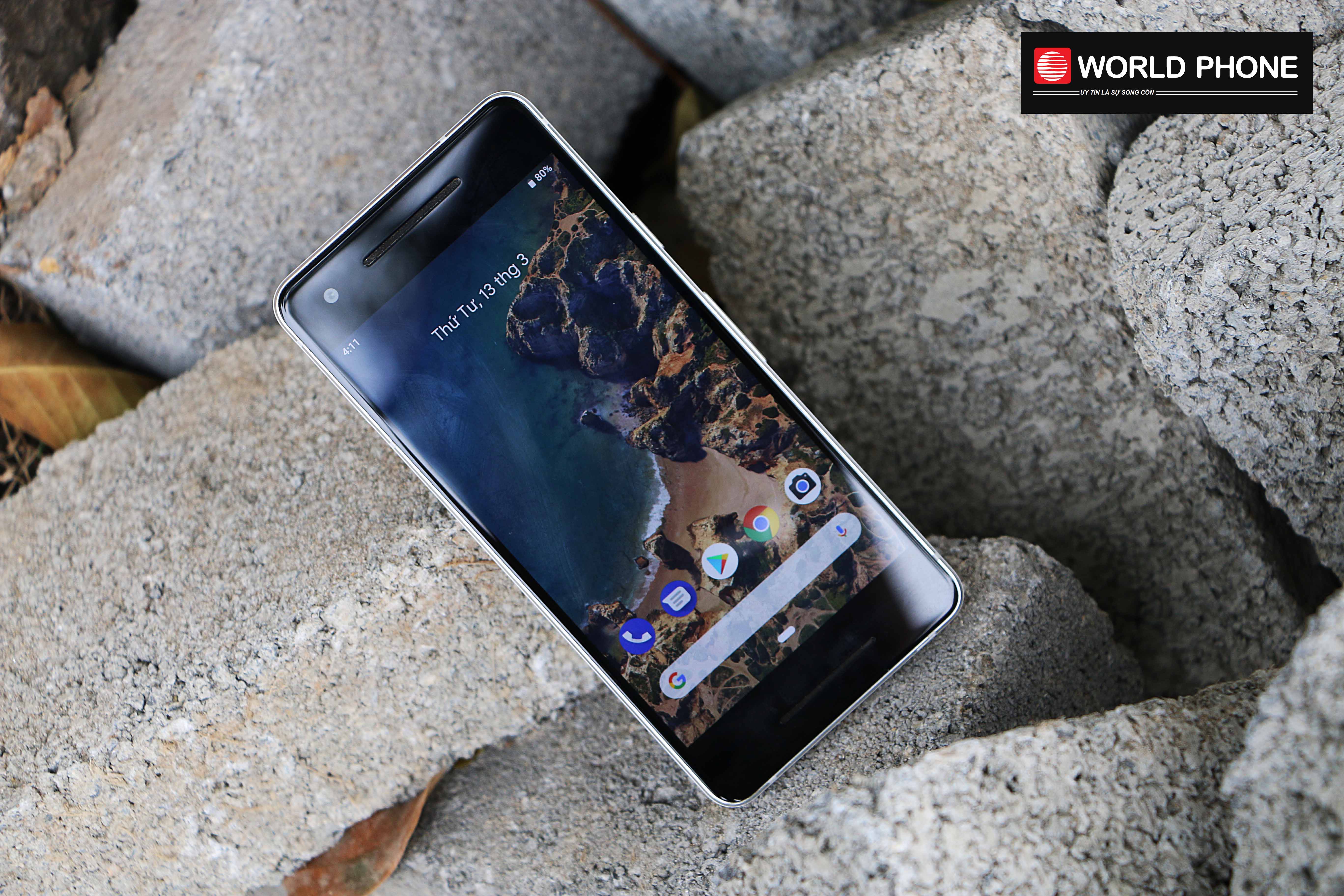 Màn hình hiển thị 5 inches cùng tấm nền AMOLED và độ phân giải Full HD của Pixel 2