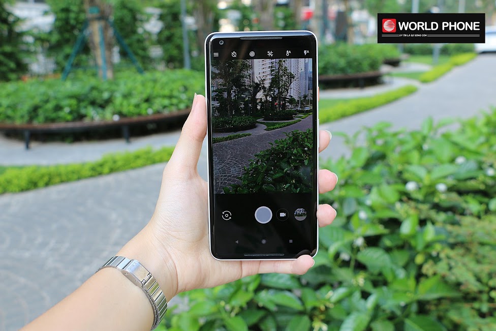 Camera chính được tích hợp chống rung quang OIS và có độ phân giải 12MP của Google Pixel 2 XL