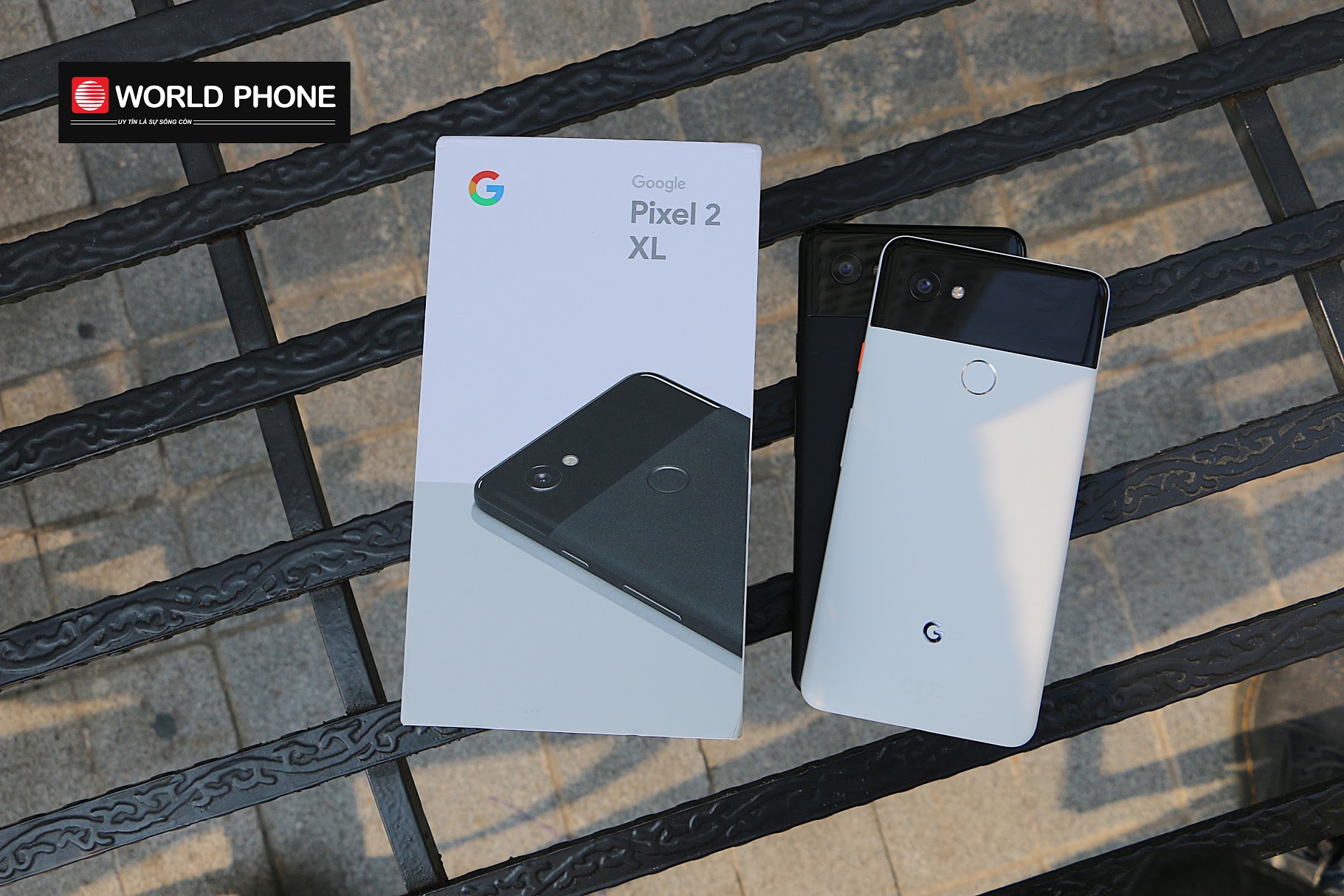 Phần kính ở mặt lưng Pixel 2 - 2 XL đã được tối giản so với phiên bản tiền nhiệm