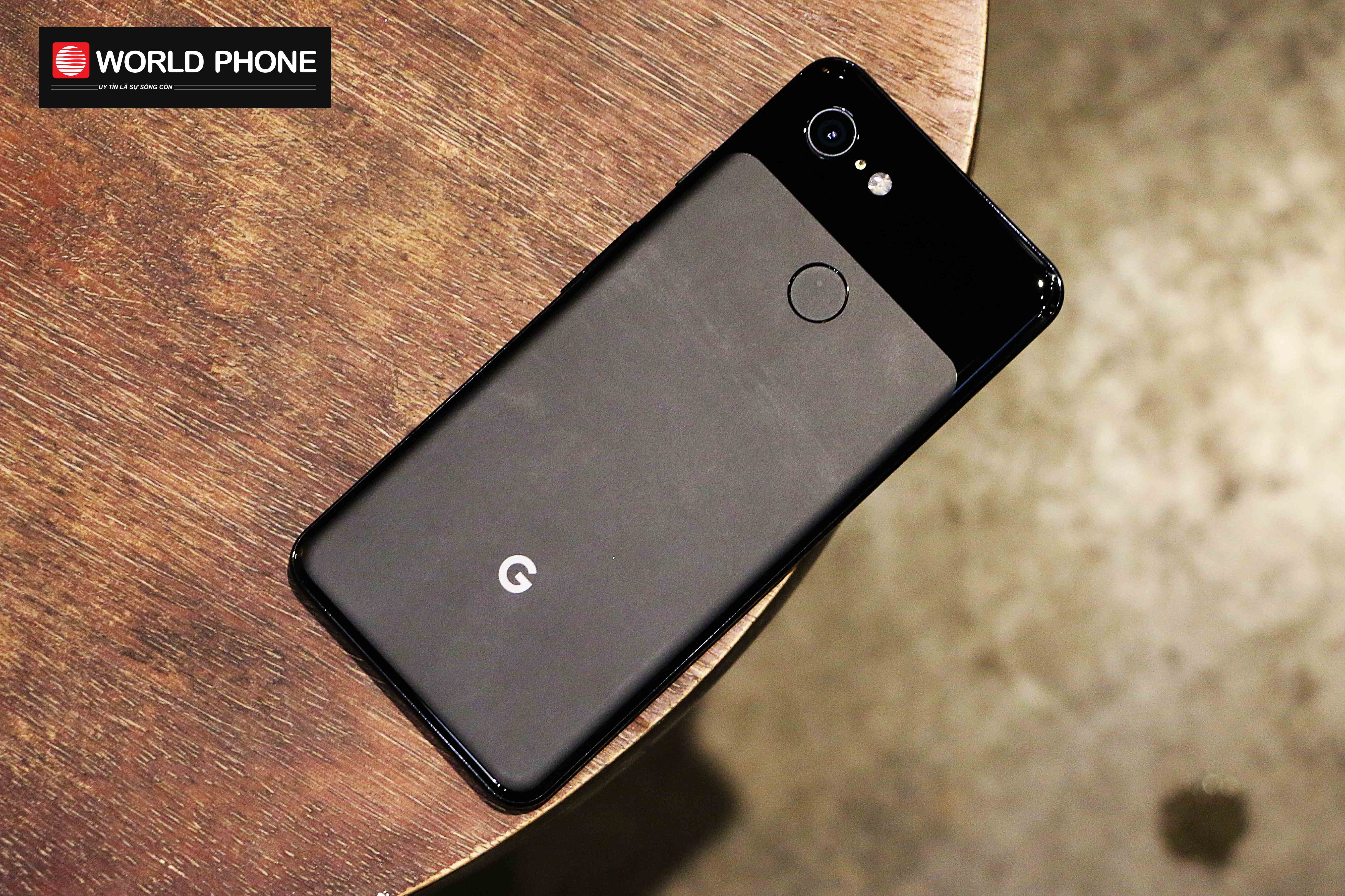 Mặt lưng Google Pixel 3 được nhấn nhá với viền bo cong ở phần kim loại của máy