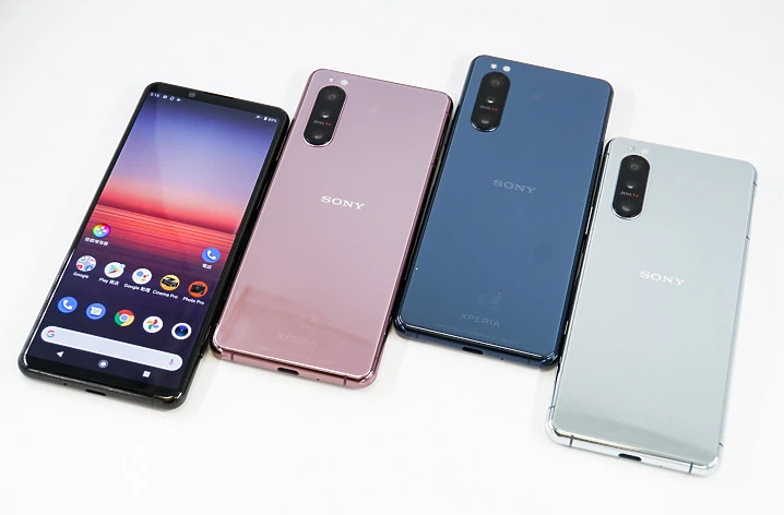 Điện thoại Sony Xperia 5 II được thiết kế các góc cạnh bo tròn, mềm mại