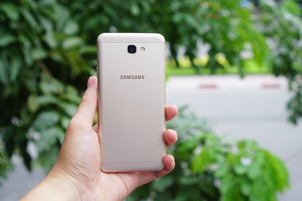 Chiếc Samsung Galaxy J7 Prime có thiết kế khá bắt mắt 