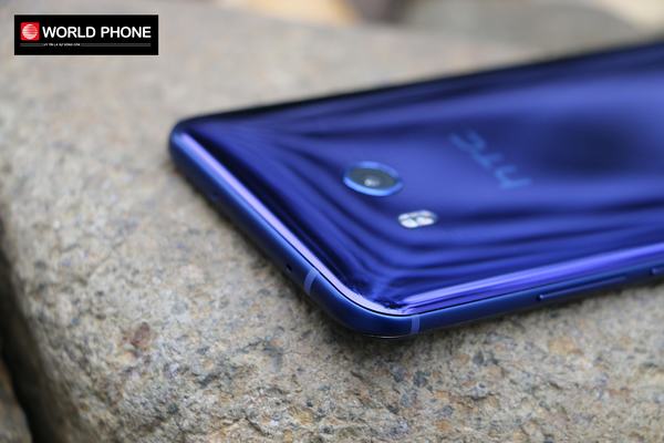 Tính năng Edge Sense độc đáo cho phép người dùng bóp cạnh bên của HTC U11 để kích hoạt một vài tính năng