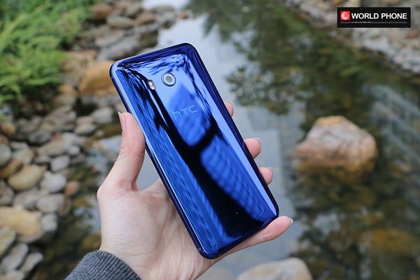 Vẻ ngoài bóng bẩy quyến rũ của HTC U11