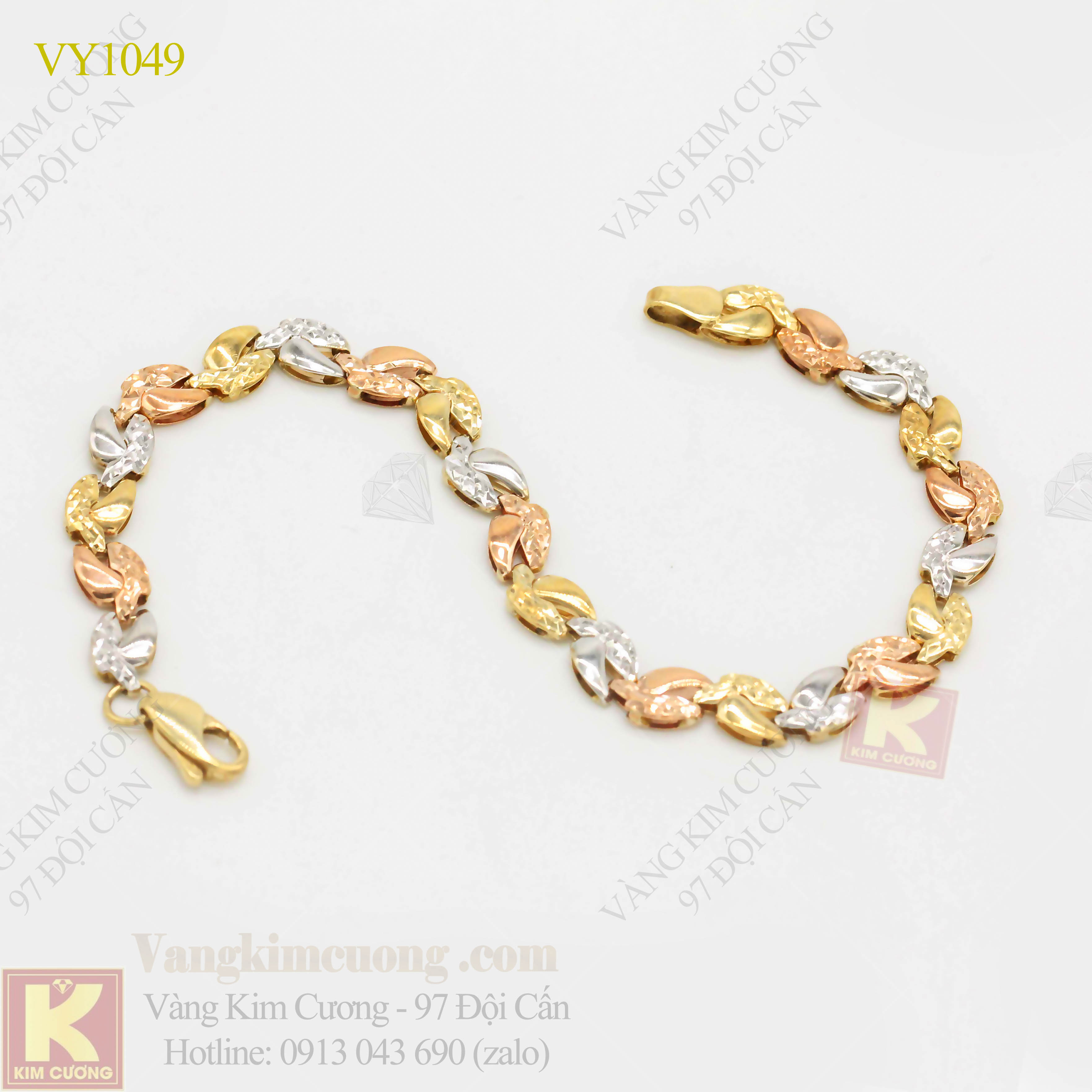 Lắc tay nữ vàng 18k đẹp HCM 2024: Sài Gòn luôn là thủ phủ của xu hướng thời trang và trang sức. Bạn muốn sở hữu một món lắc tay vàng 18k đẹp trên đường phố Sài Gòn? Đừng bỏ qua thiết kế đặc biệt của năm 2024, được làm mới với những đường cong quyến rũ và nhiều chi tiết đá quý đầy tinh tế.