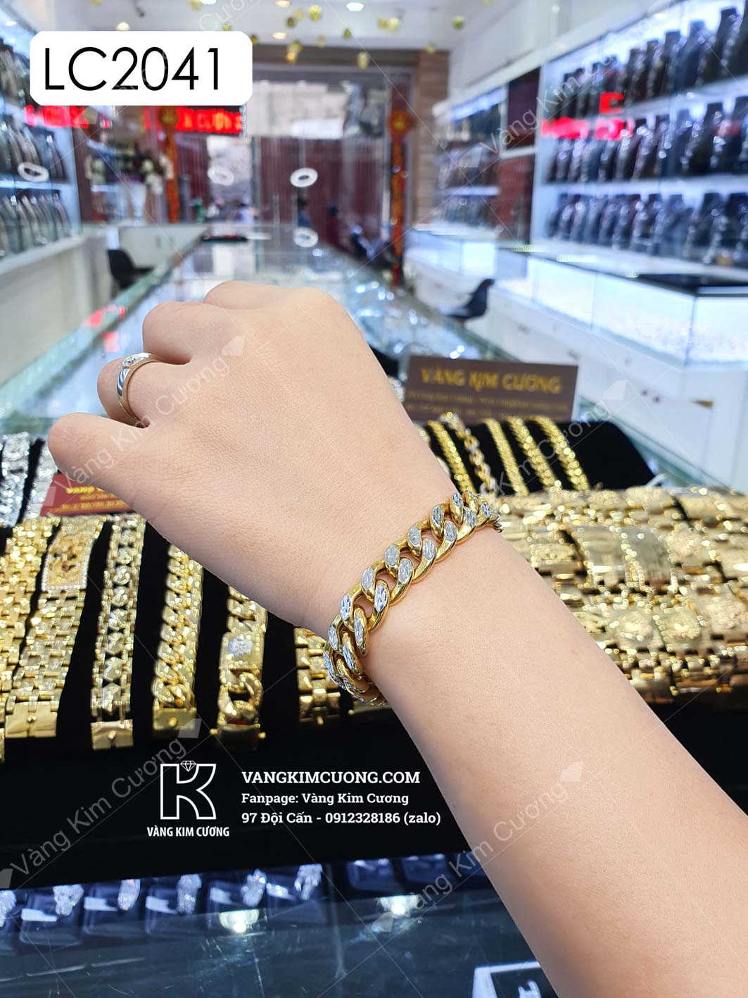 Mã LC2041 lắc tay vàng nam 16k - Mã LC2041 là một trong những sản phẩm lắc tay vàng nam được ưa chuộng nhất hiện nay. Với thiết kế đẹp mắt, chất lượng cao cấp và giá cả hợp lý, bạn sẽ không thể tìm thấy một món trang sức nào tuyệt vời hơn để tôn vinh phong cách của mình.