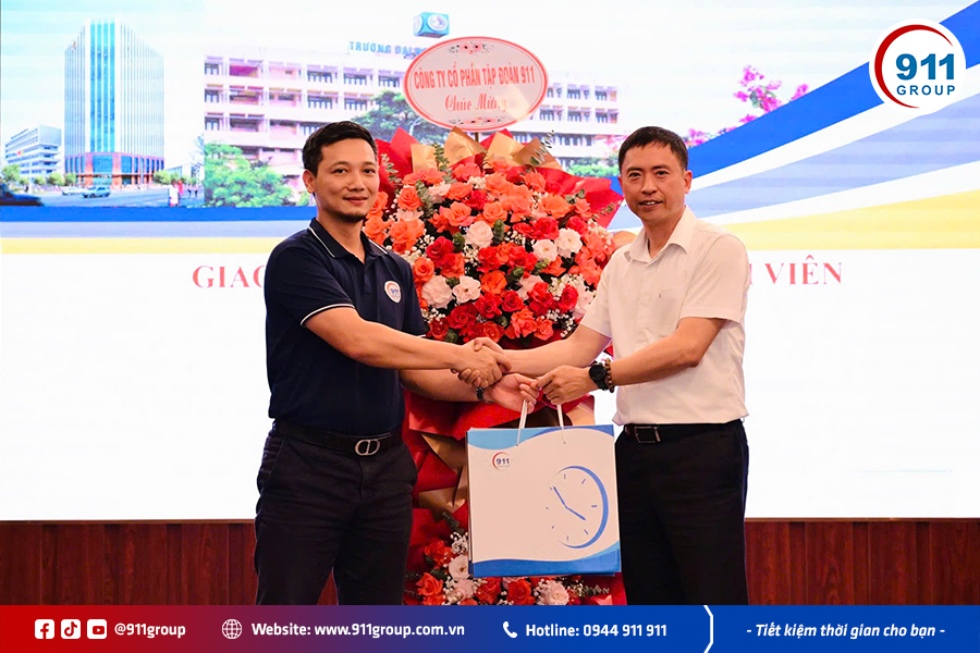Chủ tịch Tập Đoàn 911 tặng quà kỷ niệm Trường ĐH Giao Thông Vận Tải