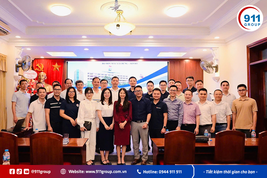 Tập thể các doanh nghiệp cùng các thầy cô Trường ĐH Giao Thông Vận Tải