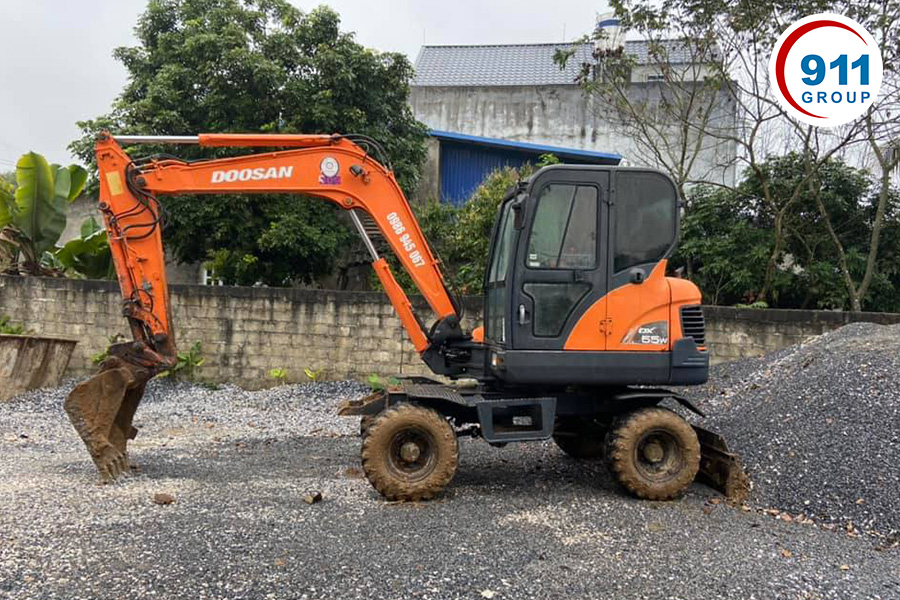 Máy xúc đào bánh lốp Doosan DX55W