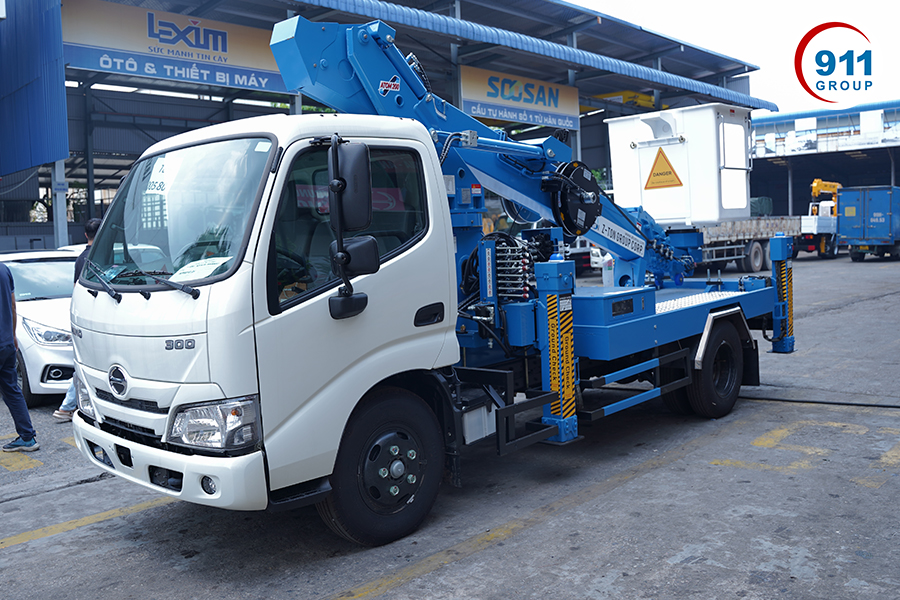 Xe cẩu nâng người Atom 200