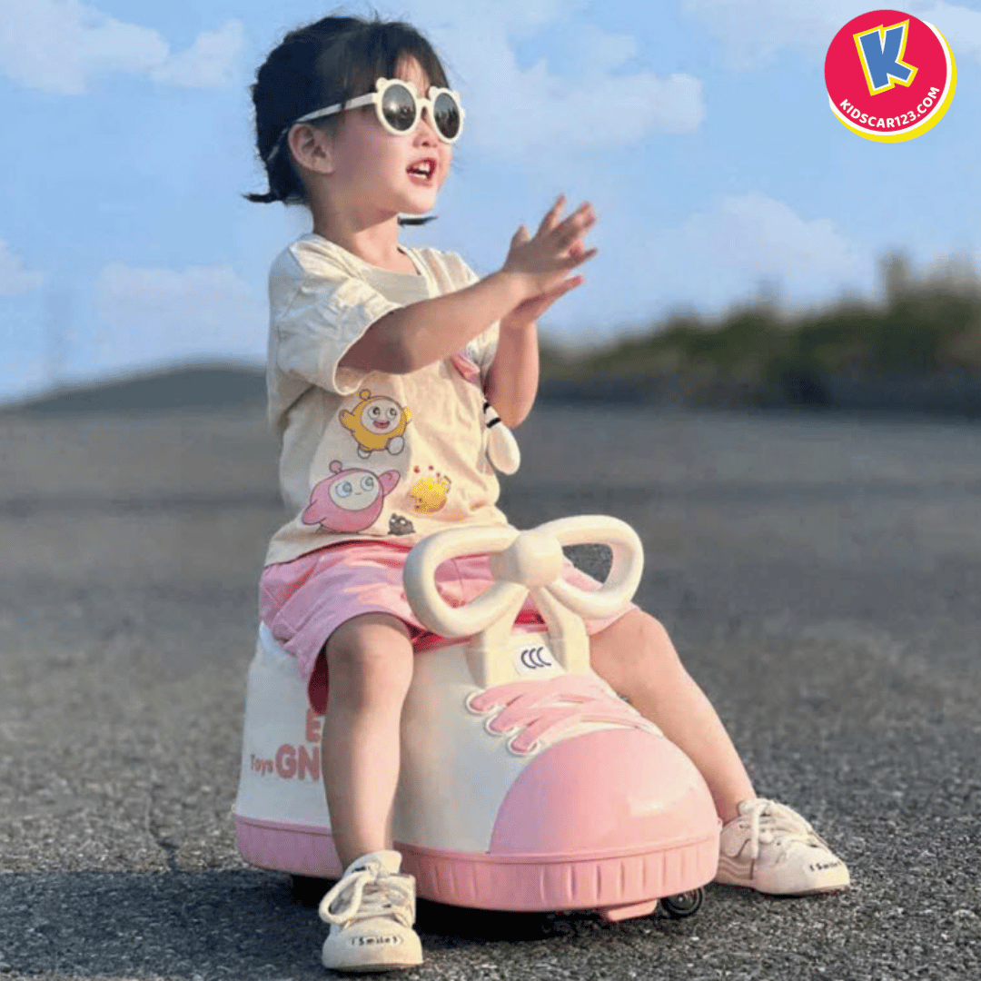 Bé vui chơi cùng xe chòi chân cho bé hình chiếc giày ngộ nghĩnh