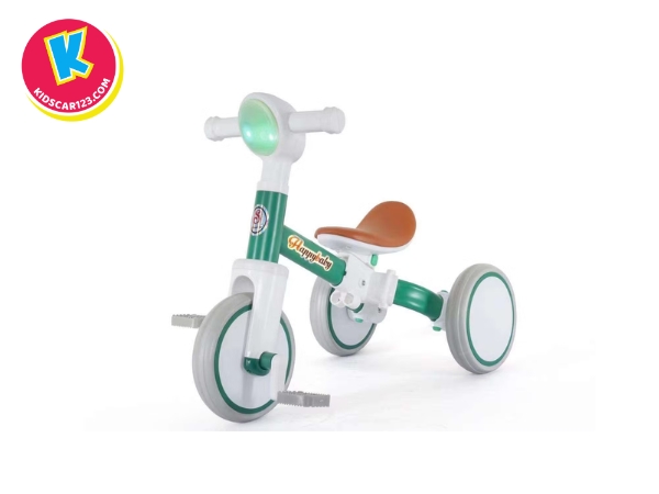 Thiết kế 3 bánh giúp hạn chế té ngã, đảm bảo an toàn cho trẻ nhỏ