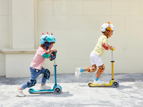 Xe trượt scooter là loại đồ chơi vận động giúp trẻ rèn luyện khả năng thăng bằng