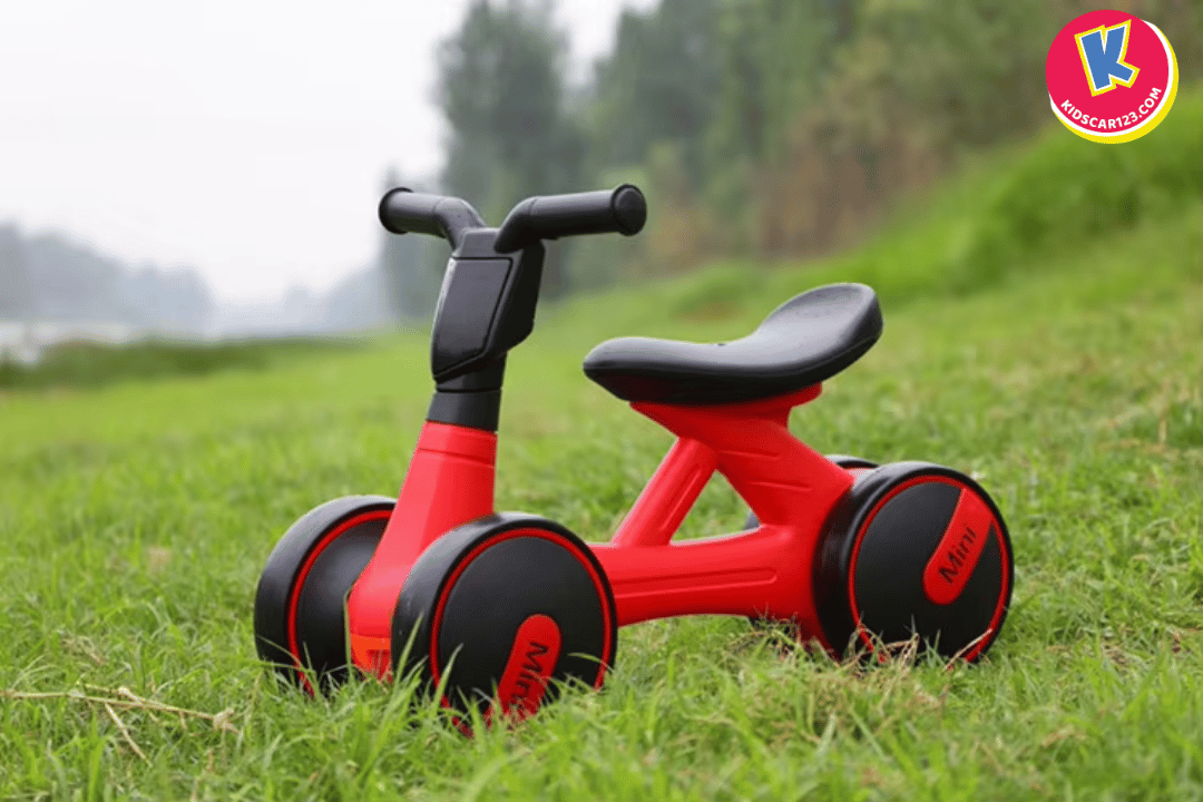 Xe chòi chân cho bé 1 tuổi an toàn trên thảm cỏ