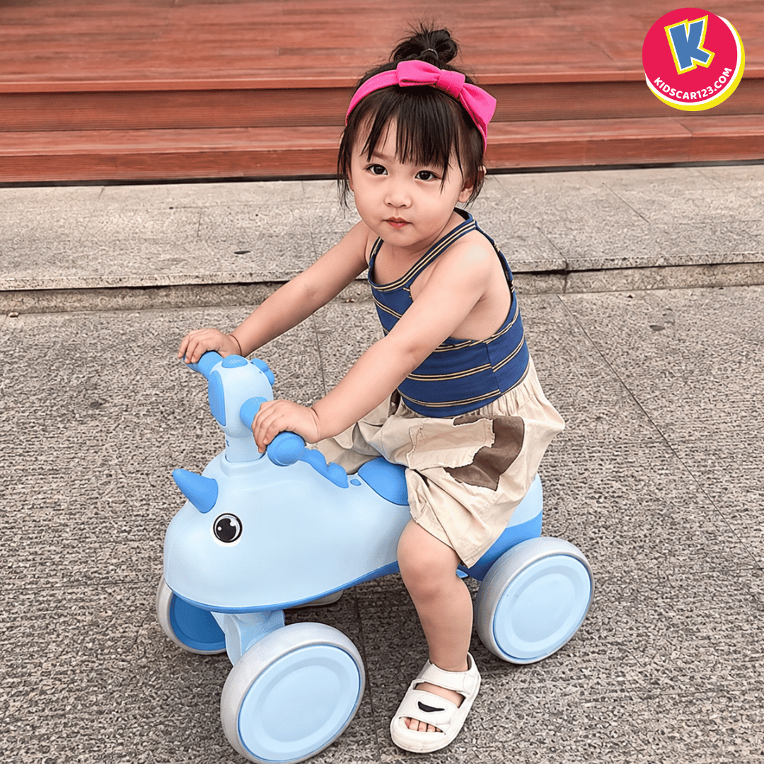 Xe thăng bằng cho bé 1 tuổi thiết kế hình thú siêu nhẹ