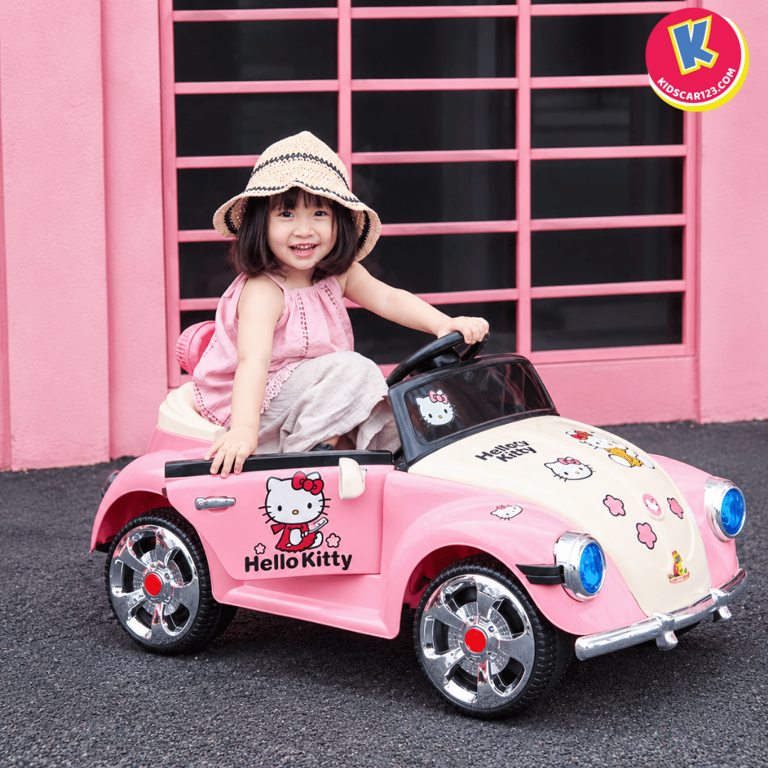 Bé gái vui vẻ bên chiếc xe điện cho bé gái BRJ-5169