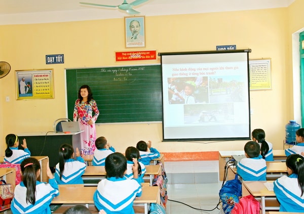 máy chiếu trong trường học